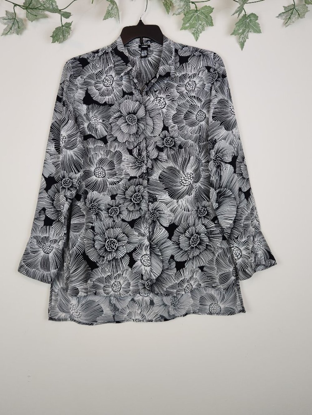 Express Size L Conscious Edit Floral Black White Long Sleeve Button Down Shirt